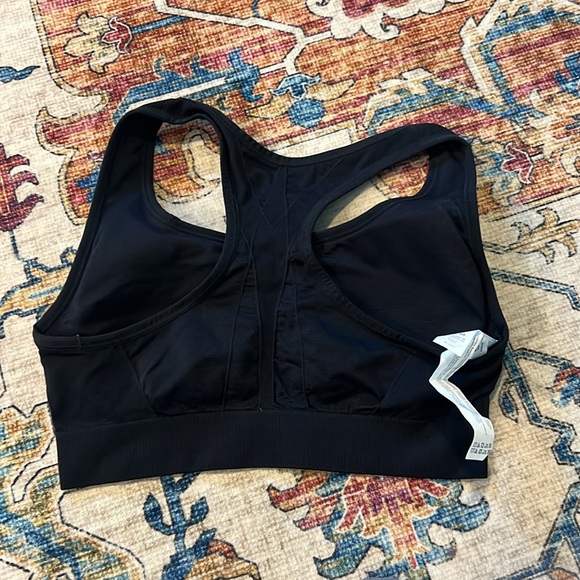 2 sports bra size Medium - Picture 5 of 8